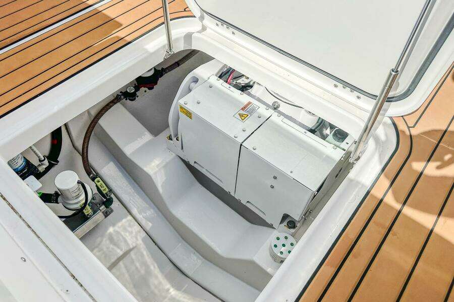 2023 Everglades 335 CC