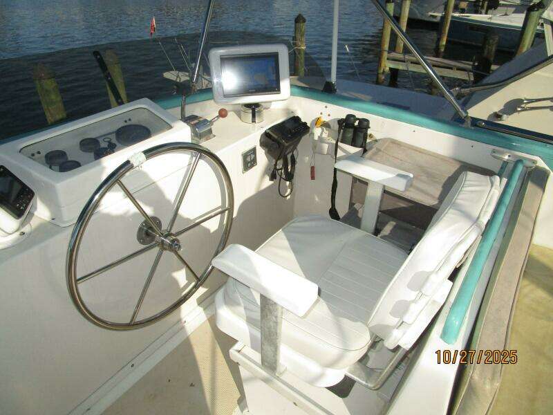 38' Marine Trader flybridge helm1