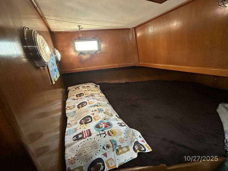38' Marine Trader guest stateroom port