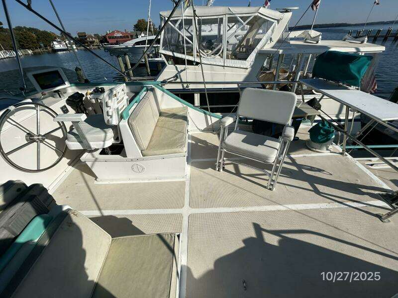 38' Marine Trader flybridge starboard