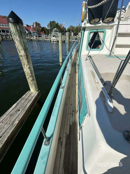 38' Marine Trader port side deck2
