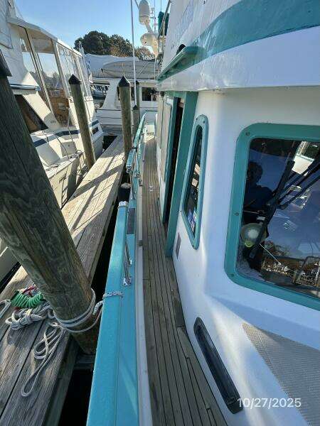 38' Marine Trader starboard side deck1