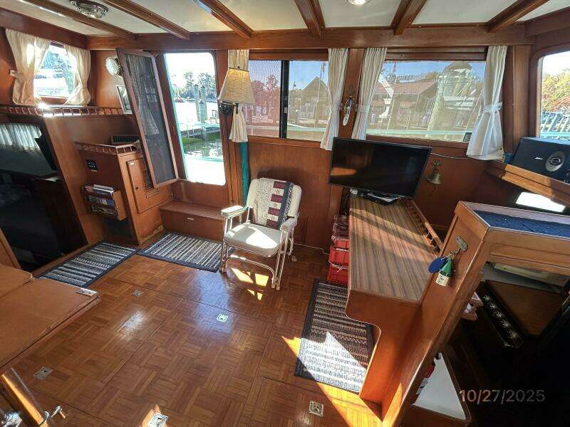 38' Marine Trader salon port