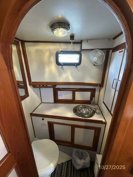 38' Marine Trader guest stateroom head