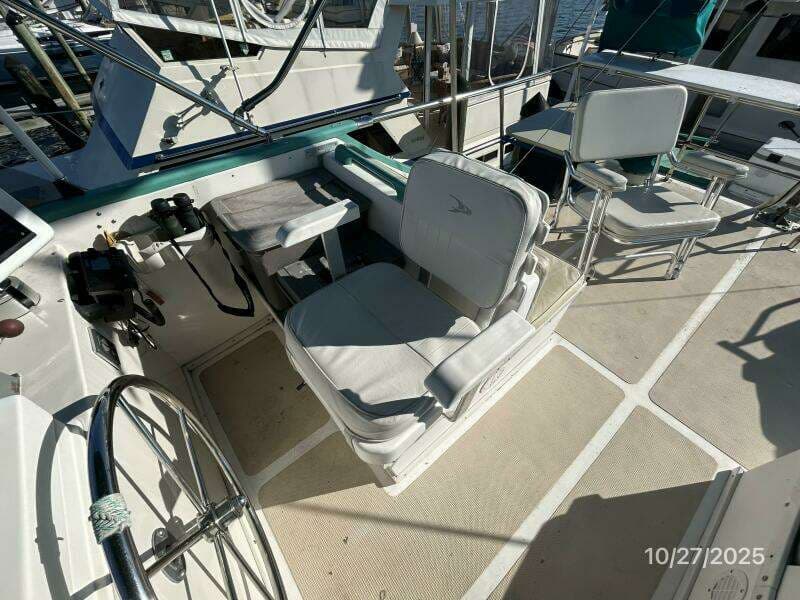 38' Marine Trader flybridge helmseat