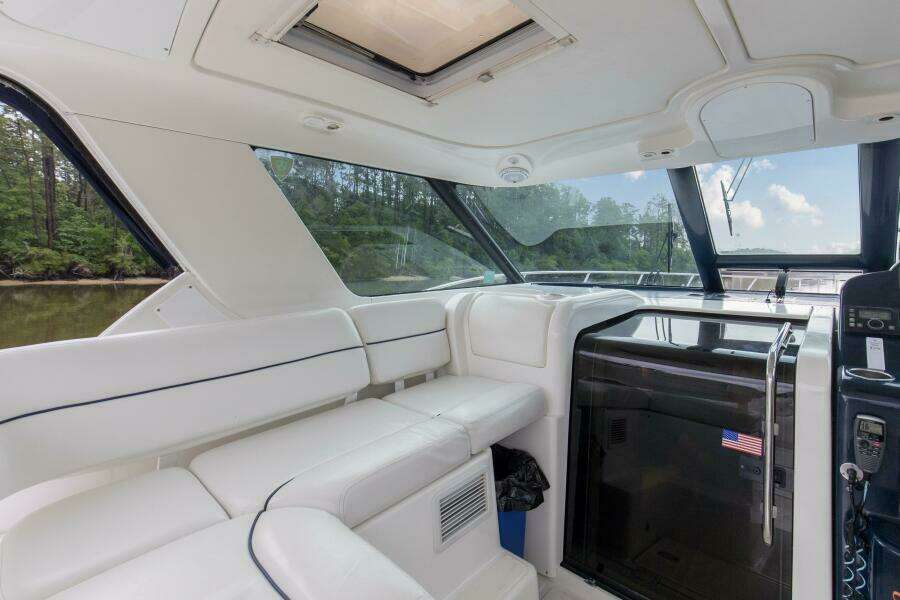 2005 3600 Tiara _Forever Friday_ Cockpit Sitting Area