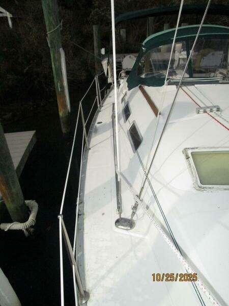 37' Beneteau starboard side deck1