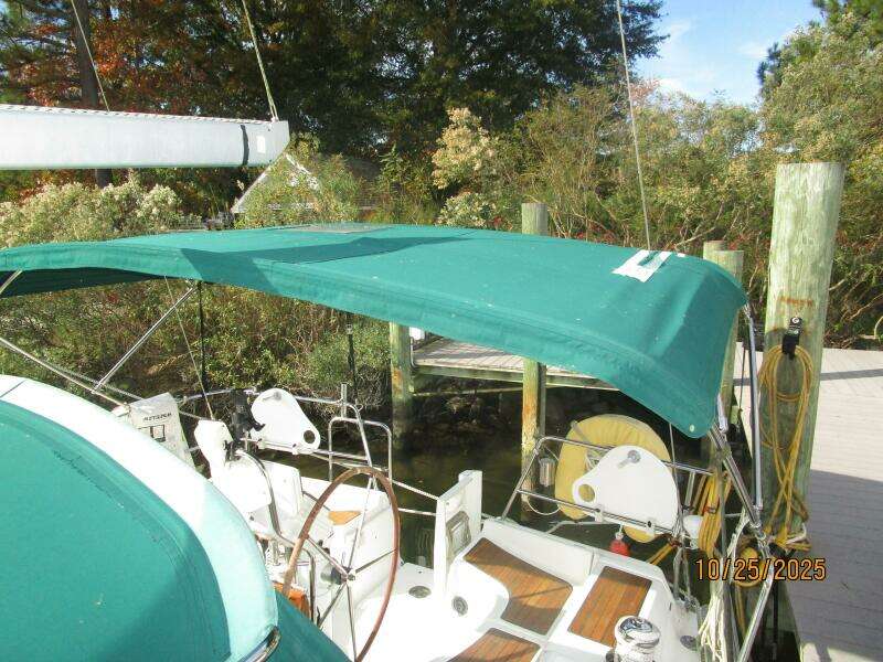 37' Beneteau bimini1