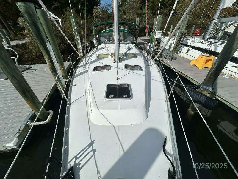 37' Beneteau foredeck aft