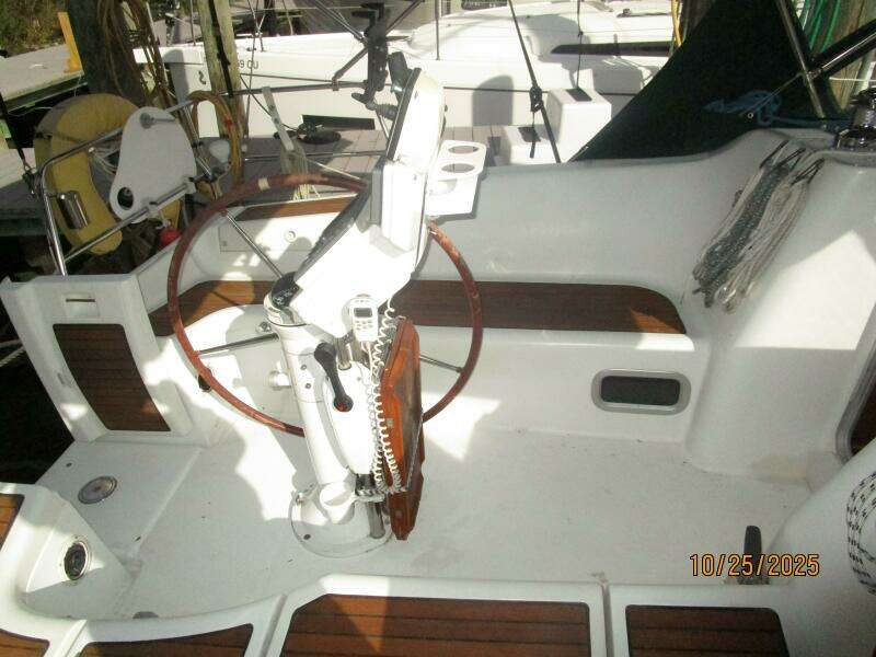 37' Beneteau cockpit port