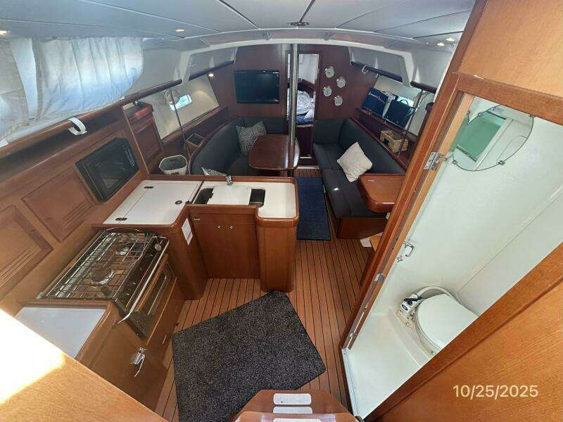 37' Beneteau salon forward