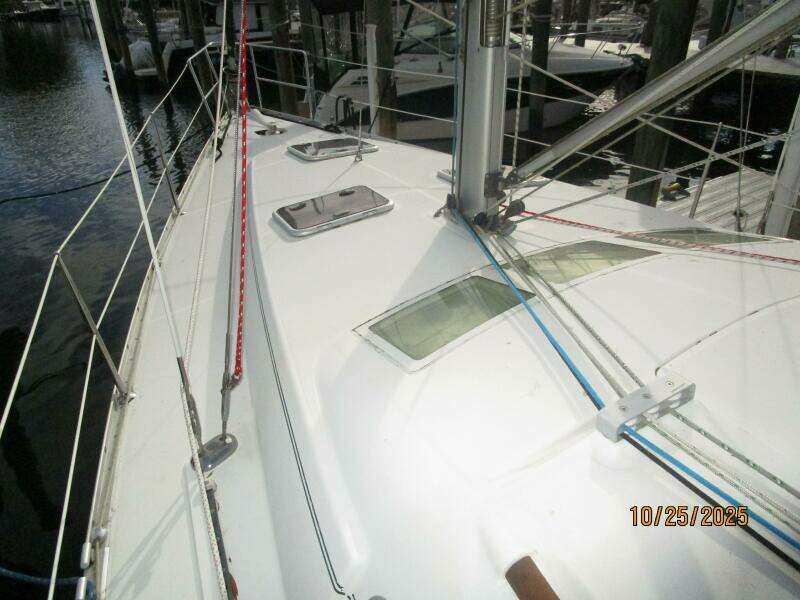 37' Beneteau foredeck3