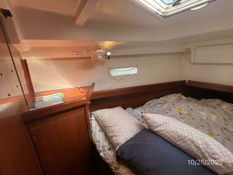 37' Beneteau forward stateroom port