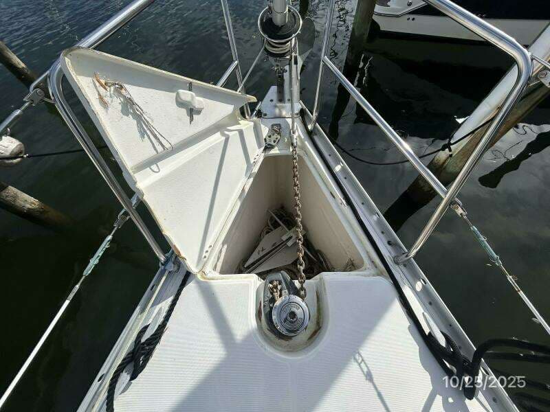 37' Beneteau anchor windlass1