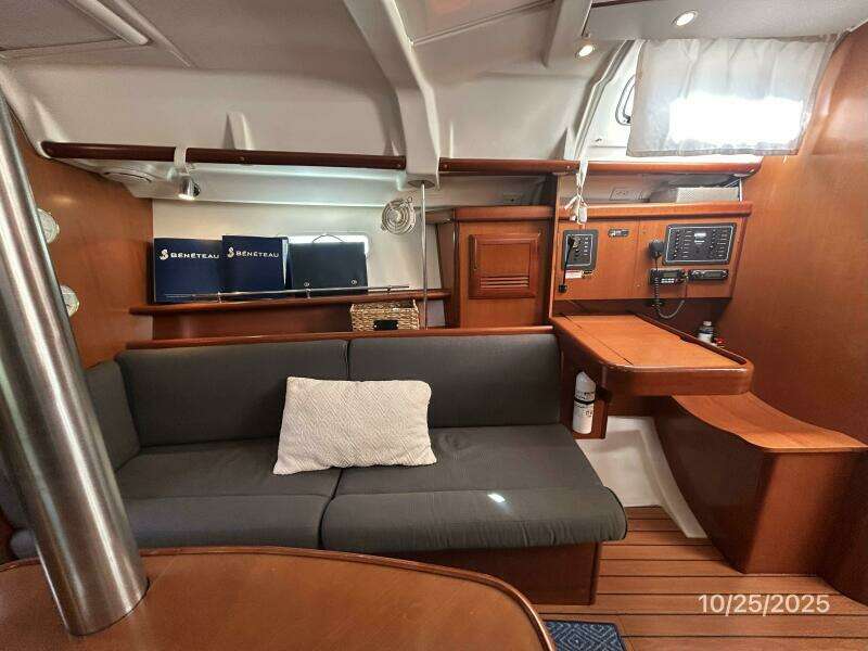 37' Beneteau salon starboard