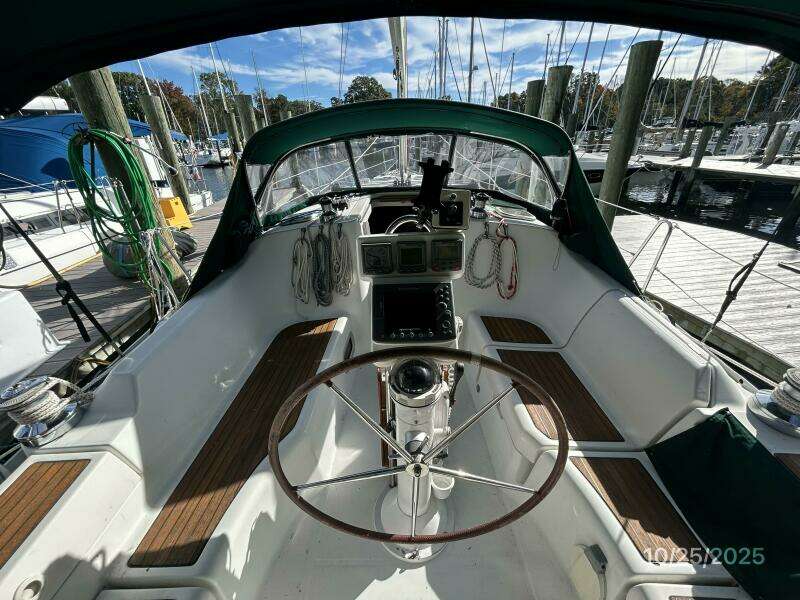 37' Beneteau cockpit forward1