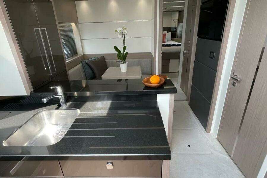 2020 Sunseeker 74 Sport Yacht