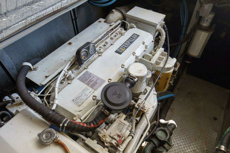 2000 40 Sea Ray 400 Sedan Bridge Silver Lining Engine Room (1)