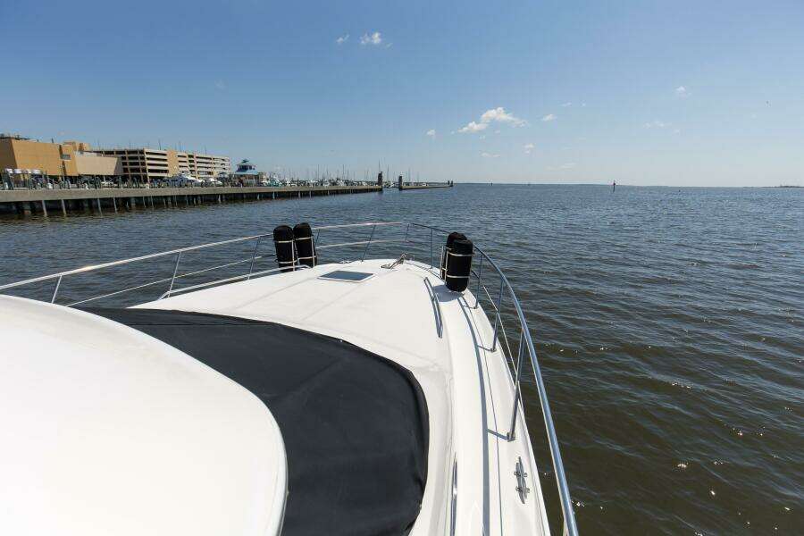 2000 40 Sea Ray 400 Sedan Bridge Silver Lining Bow (2)