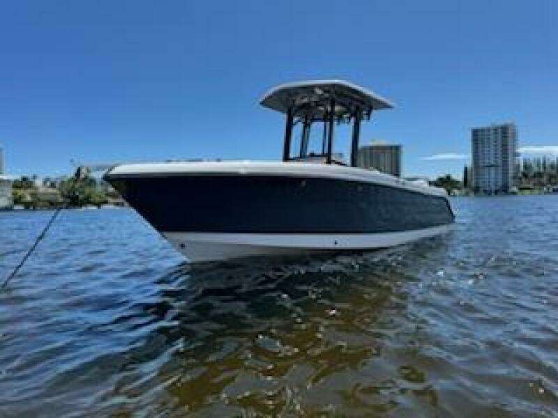 2022 Robalo R242 Center Console