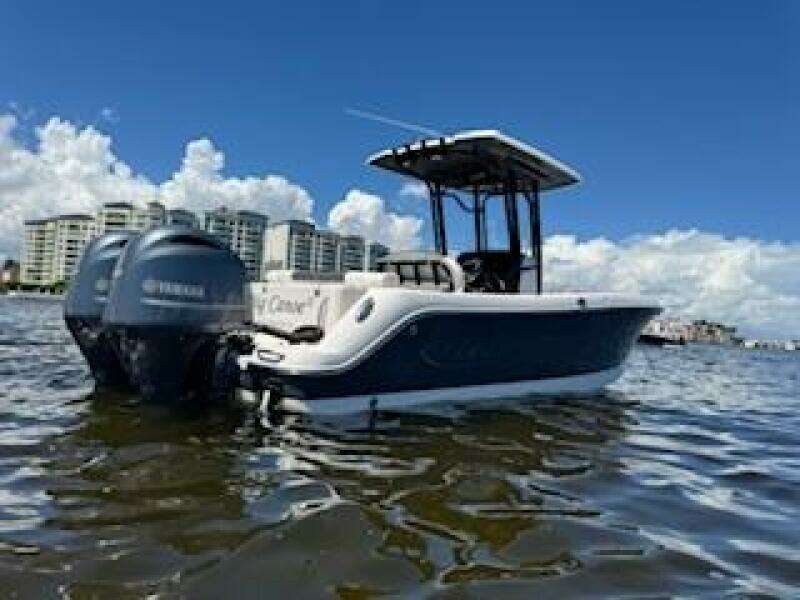 2022 Robalo R242 Center Console