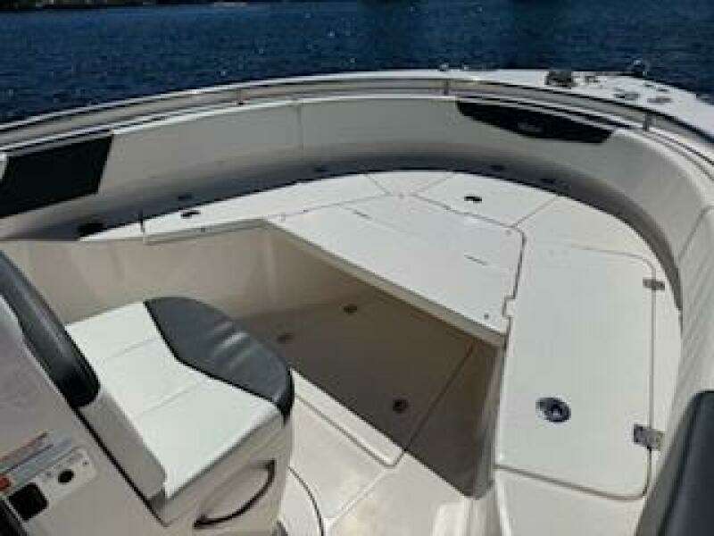 2022 Robalo R242 Center Console