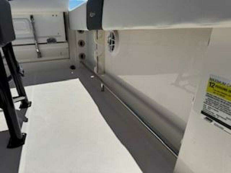 2022 Robalo R242 Center Console