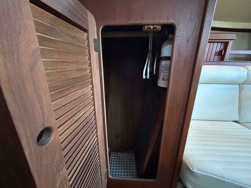 Salon hanging locker stbd fwd