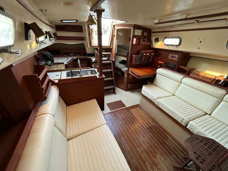 Salon looking aft toward port setee