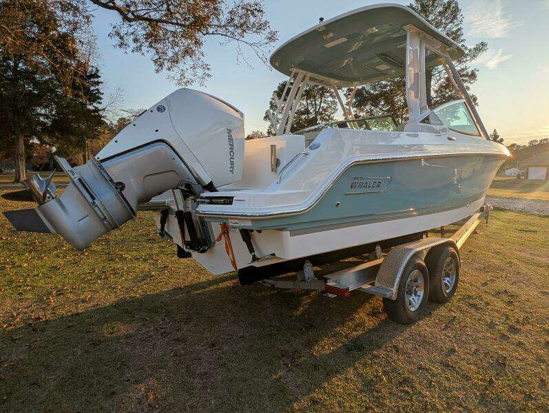 2023 Boston Whaler 240 Vantage