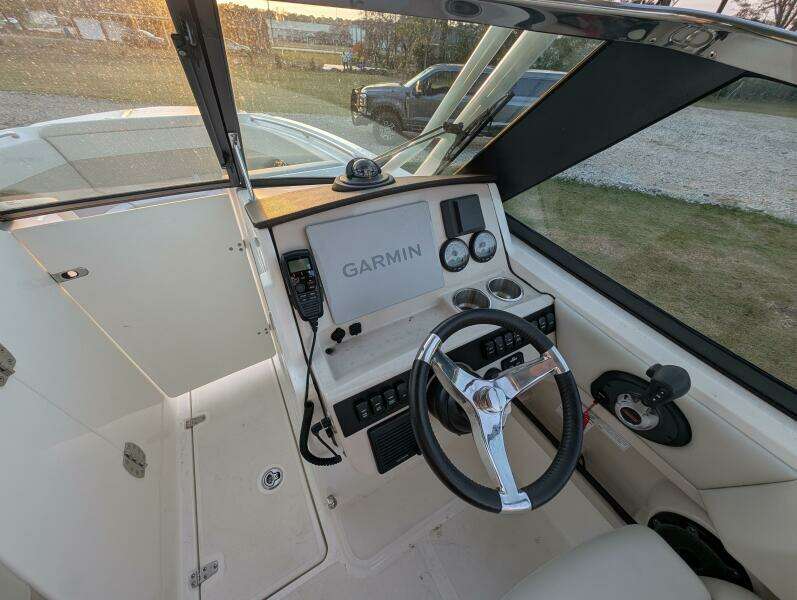 2023 Boston Whaler 240 Vantage
