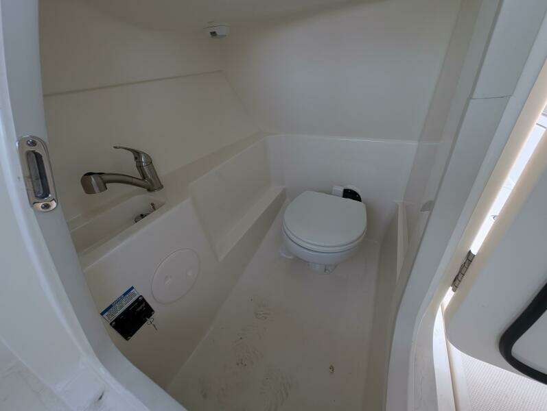 2023 Boston Whaler 240 Vantage