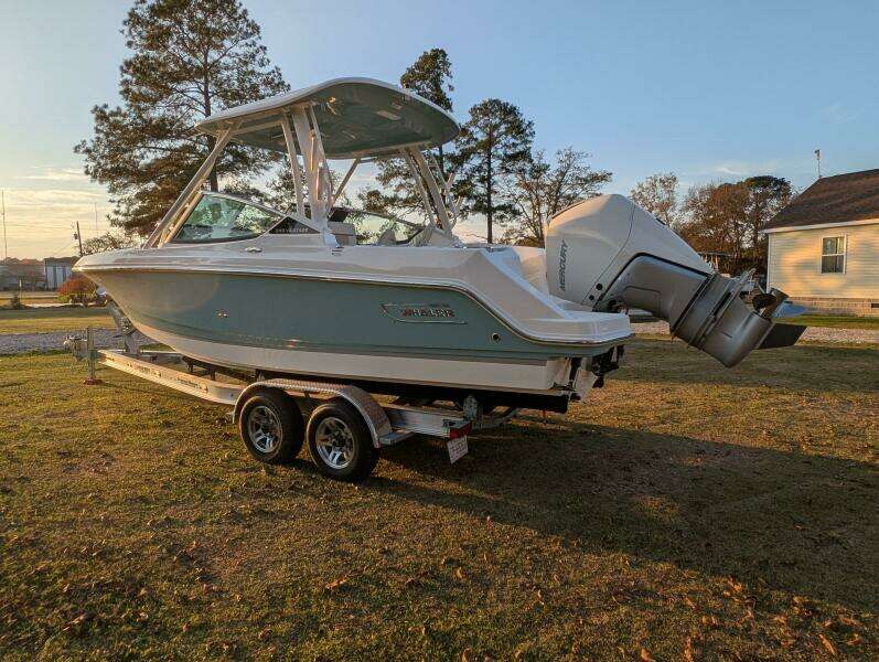 2023 Boston Whaler 240 Vantage