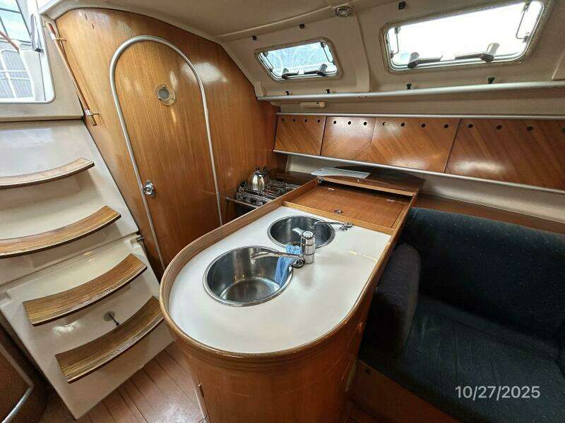 38' Beneteau galley1