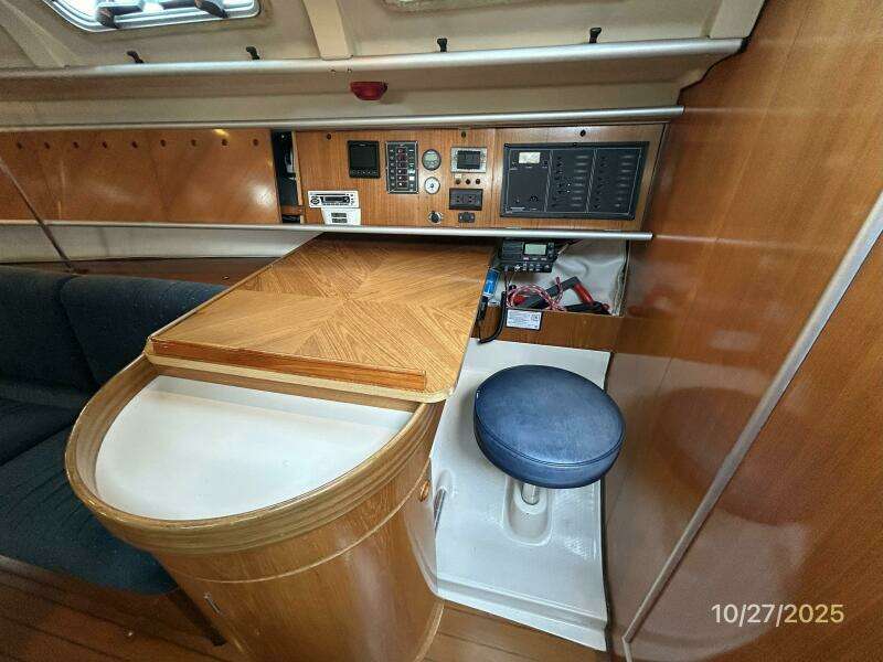 38' Beneteau nav station2