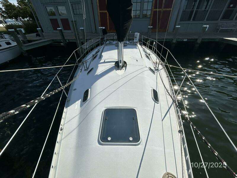 38' Beneteau foredeck aft