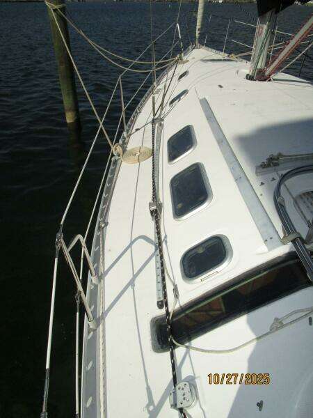 38' Beneteau port side deck1