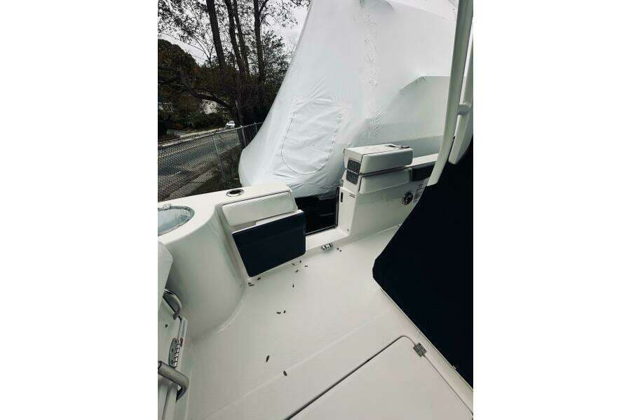2022 Robalo R272 Center Console