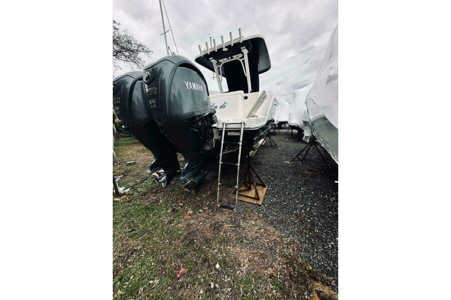 2022 Robalo R272 Center Console