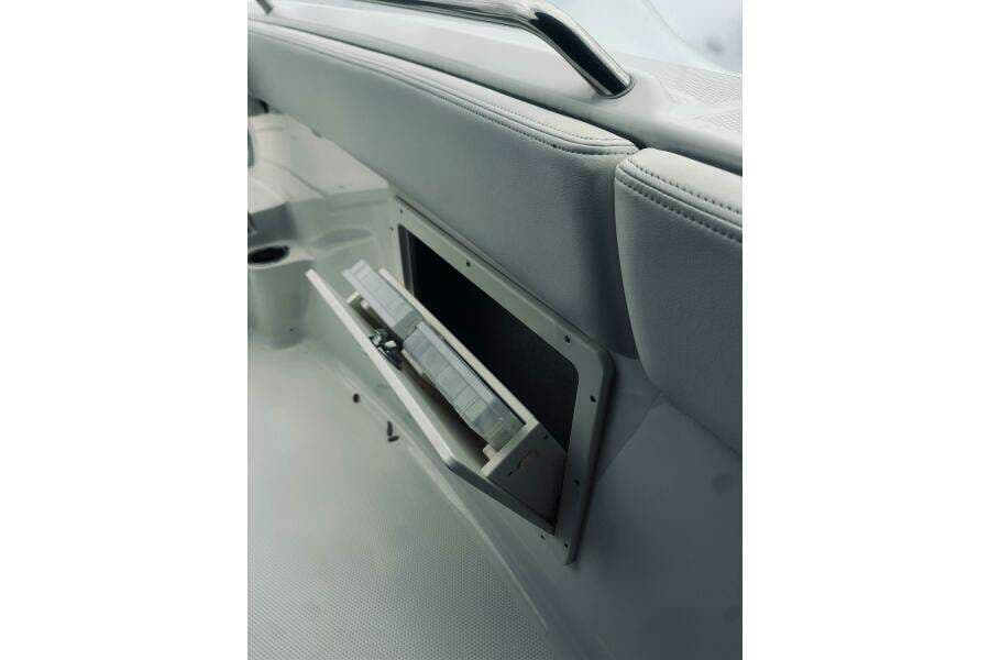 2022 Robalo R272 Center Console