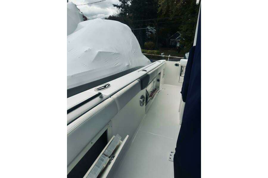 2022 Robalo R272 Center Console