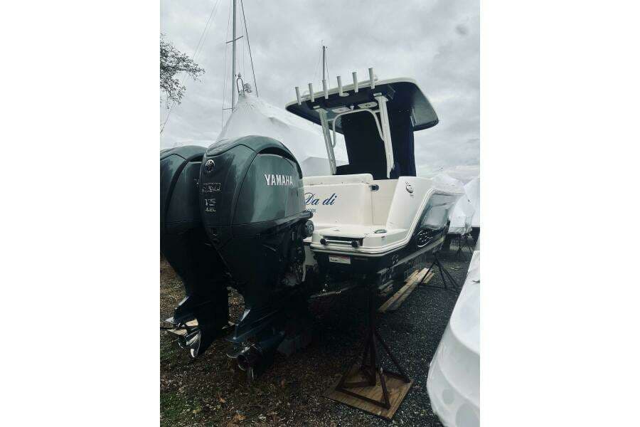 2022 Robalo R272 Center Console