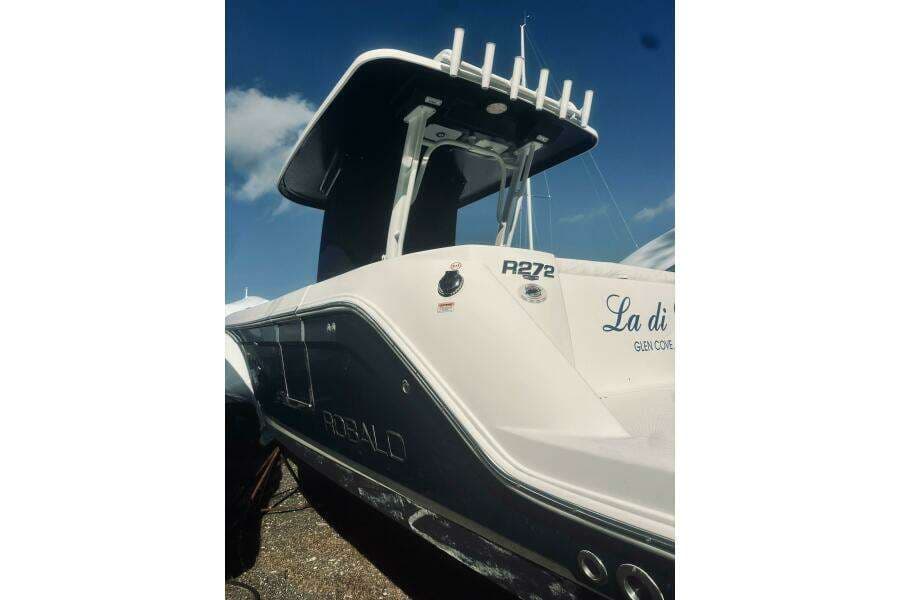 2022 Robalo R272 Center Console