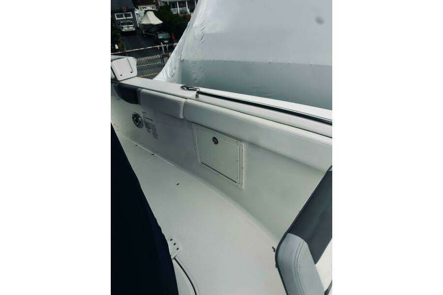 2022 Robalo R272 Center Console