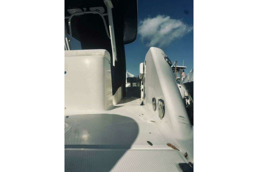 2022 Robalo R272 Center Console
