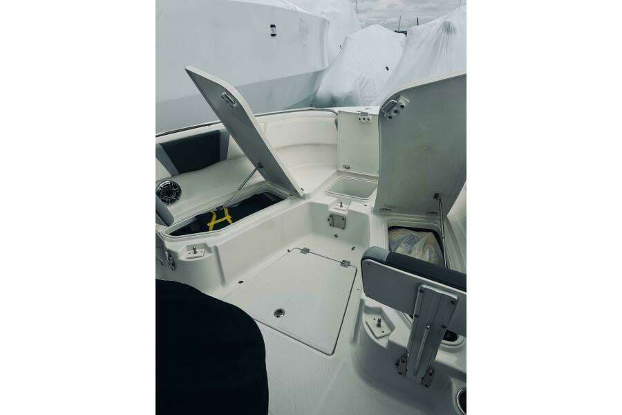 2022 Robalo R272 Center Console