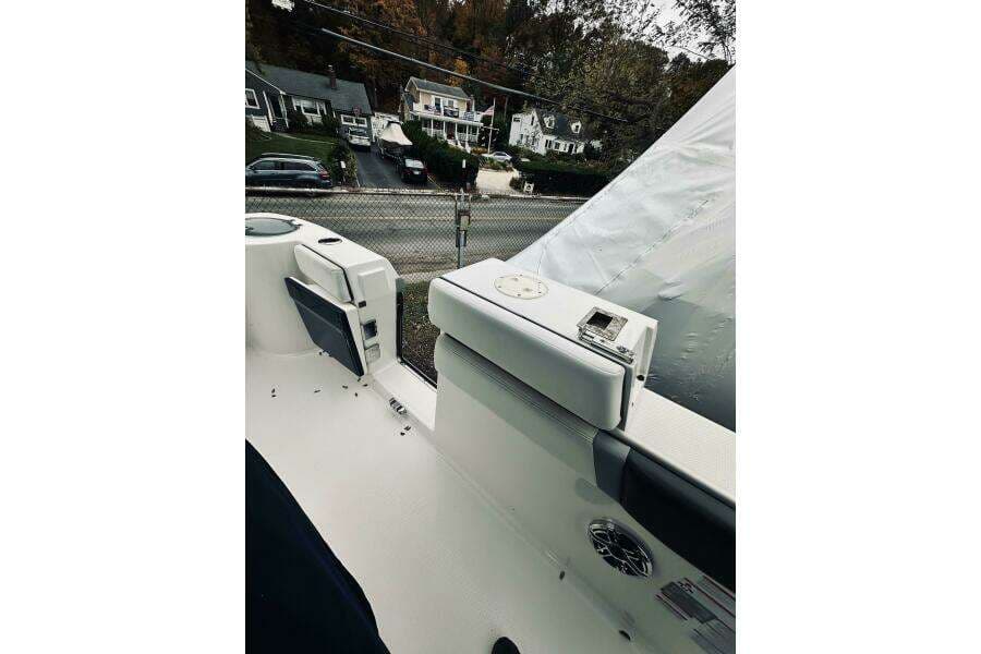 2022 Robalo R272 Center Console