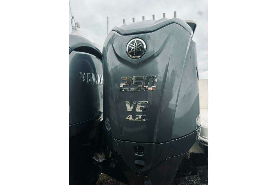 2022 Robalo R272 Center Console