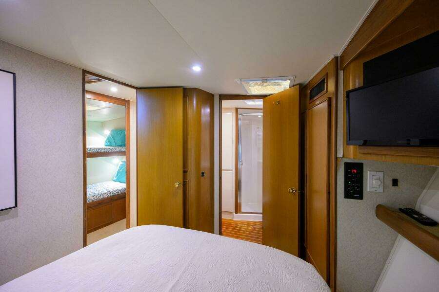 Post 50 SEANYLE - Master Stateroom - Starboard