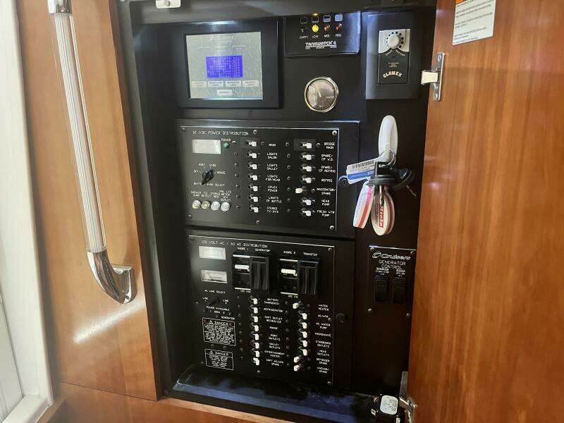 2008 Cruisers Yachts 390 Sport Coupe